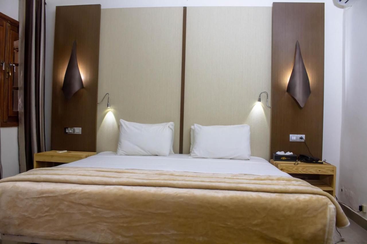 Iris Hotel トゥバブ・ディアラオ エクステリア 写真